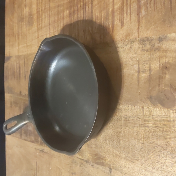 Vintage Unmarked Wagner Cast Iron Skillet, #3 - Picture 6 of 12